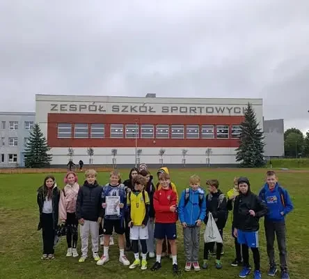 Deszcz nie przeszkodził – lekkoatleci z Zespołu Szkół Sportowych z sukcesami w zawodach rejonowych