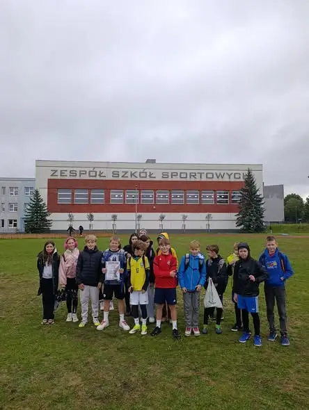 Deszcz nie przeszkodził – lekkoatleci z Zespołu Szkół Sportowych z sukcesami w zawodach rejonowych