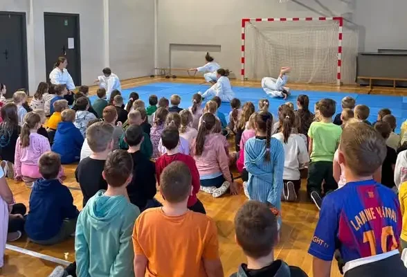 Pokaz aikido w szkole – uczniowie uczyli się samoobrony i koncentracji