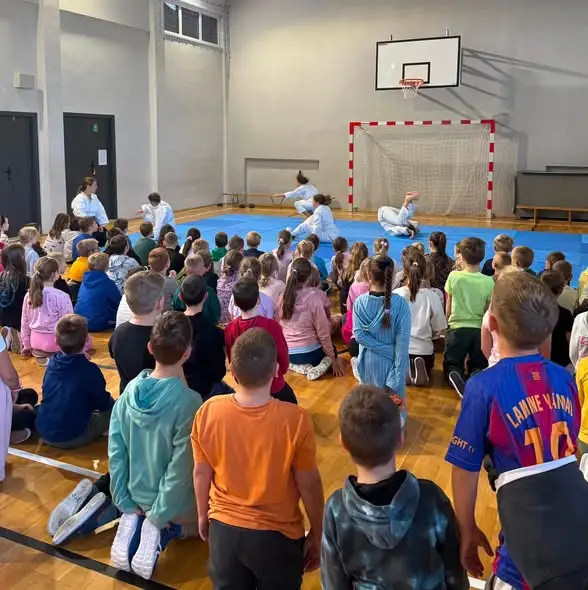 Pokaz aikido w szkole – uczniowie uczyli się samoobrony i koncentracji