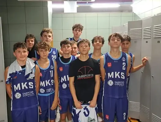 Młodzi koszykarze z Dąbrowy Górniczej rozgromili MOSM Tychy 101:71
