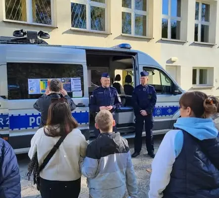 Dąbrowscy policjanci i strażacy uczyli mieszkańców bezpieczeństwa na treningu rodzinnym