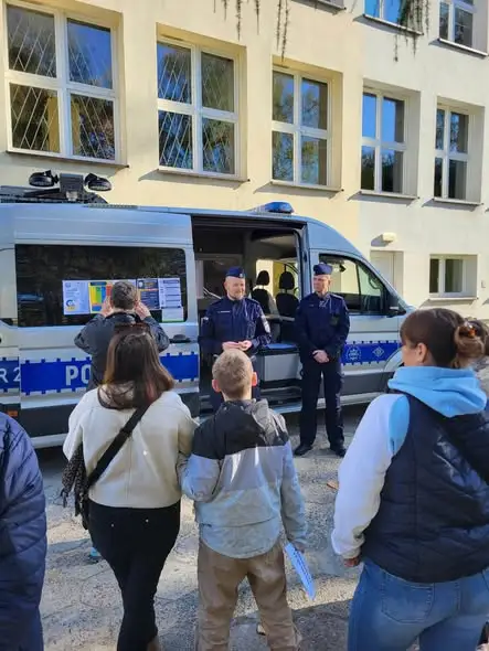 Dąbrowscy policjanci i strażacy uczyli mieszkańców bezpieczeństwa na treningu rodzinnym
