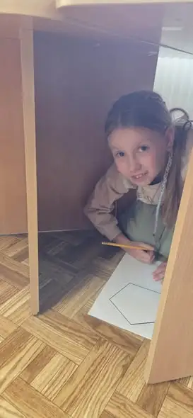 Kreatywna lekcja w bibliotece: uczniowie klasy III a odkrywali „W kieszonce”