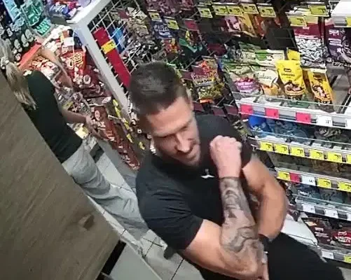Dąbrowa Górnicza: policja szuka sprawcy poważnego uszkodzenia ciała w sklepie Żabka