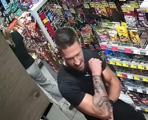 Dąbrowa Górnicza: policja szuka sprawcy poważnego uszkodzenia ciała w sklepie Żabka