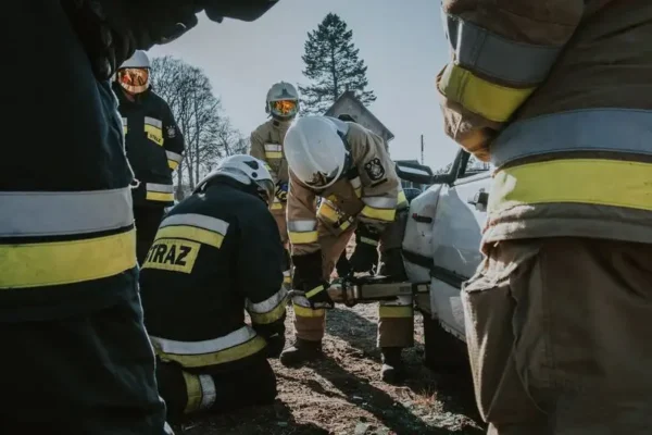 Nowi ratownicy KPP w OSP Dąbrowa Górnicza – gratulacje dla Kornelii, Nikoli i Michała