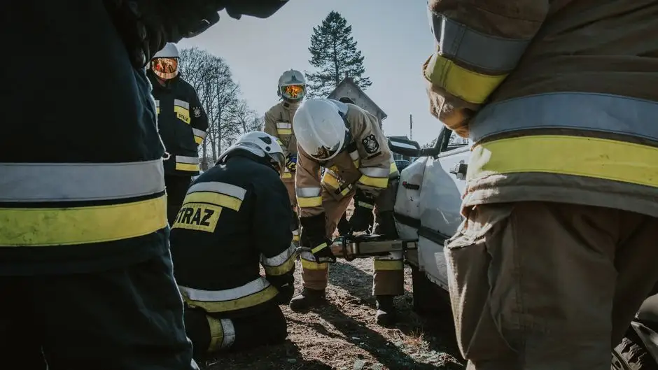 Nowi ratownicy KPP w OSP Dąbrowa Górnicza – gratulacje dla Kornelii, Nikoli i Michała